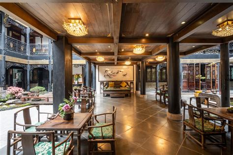 Overdekte lounge met houten pilaren langs de binnenkoer