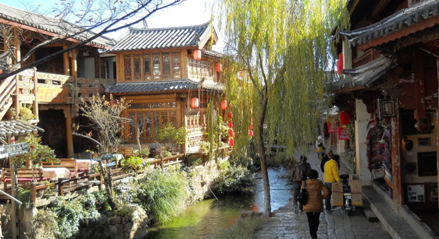 Kanaalstraat in de UNESCO-oude stad van Lijiang met de Jade Dragon berg in de verte