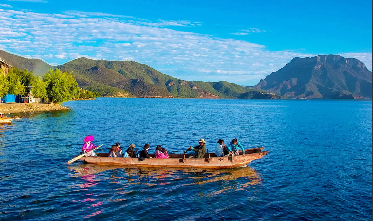 Traditionele uitgeholde Mosuo-kano aan de oever van Lugu Hu bij zonsopgang
