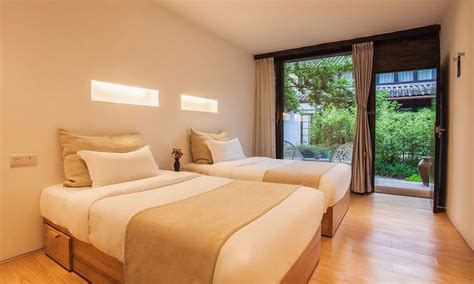 Kamer met twee bedden en open zicht op een binnentuin