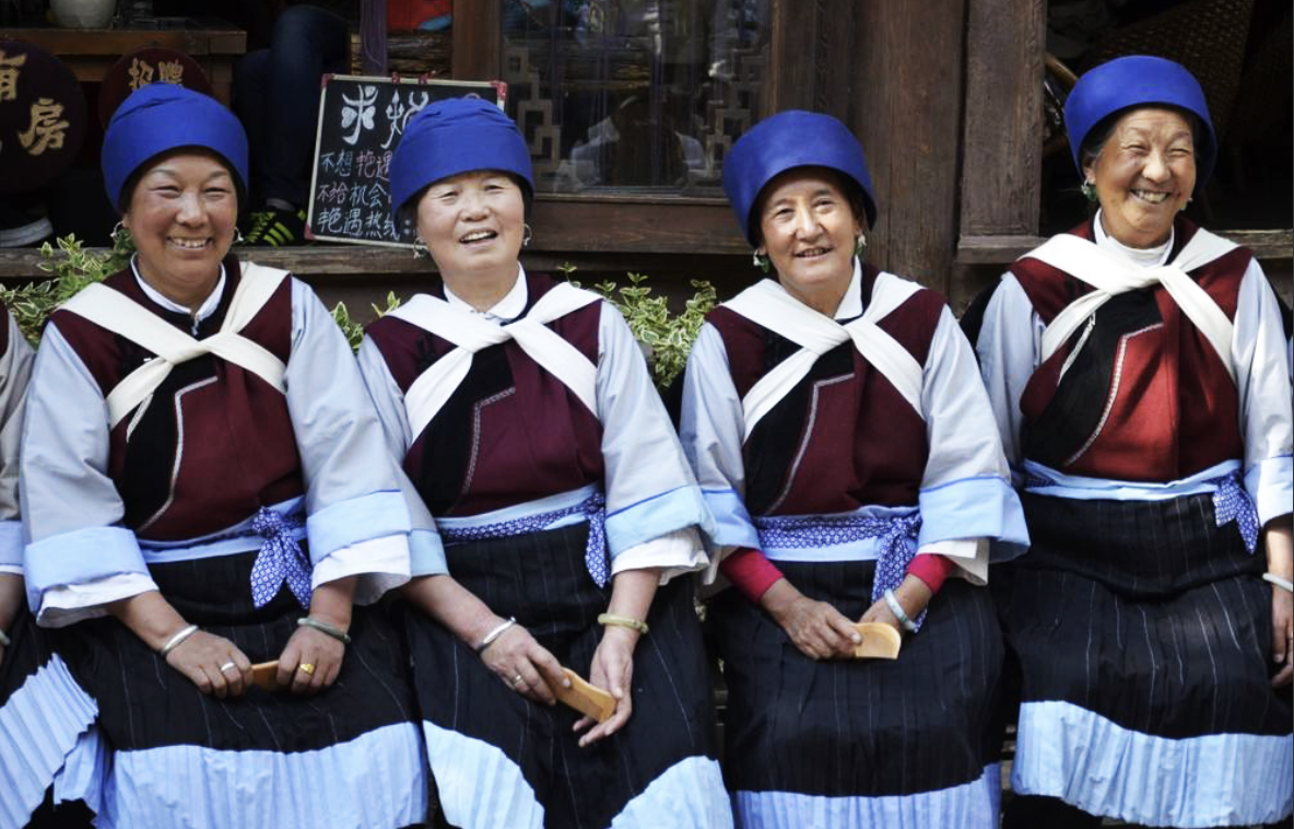 Naxi-vrouwen in traditionele dracht