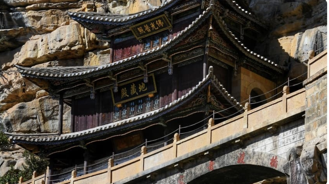 Tempel gebouwd tegen de rotswand van Shibaoshan