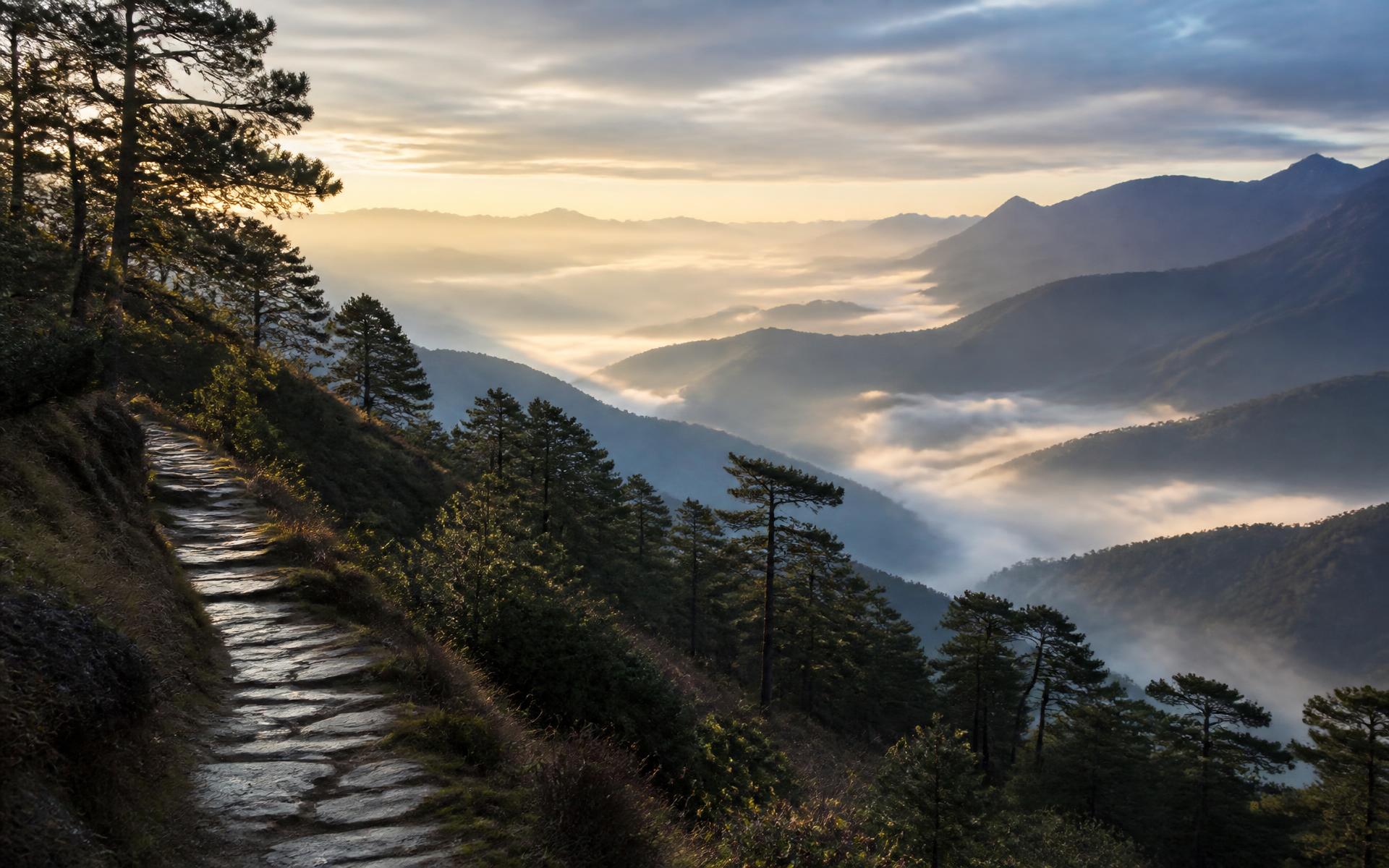 Ochtendmist boven de bergen van Yunnan, met een oud stenen pad van de Tea Horse Road